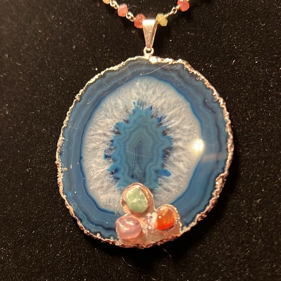 Agate Geode Slice Pendant gilded with gold plating and three gemstones. - Picture 5 of 12